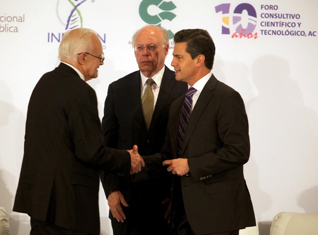 Enrique Pena se compromete elevar inversion ciencia